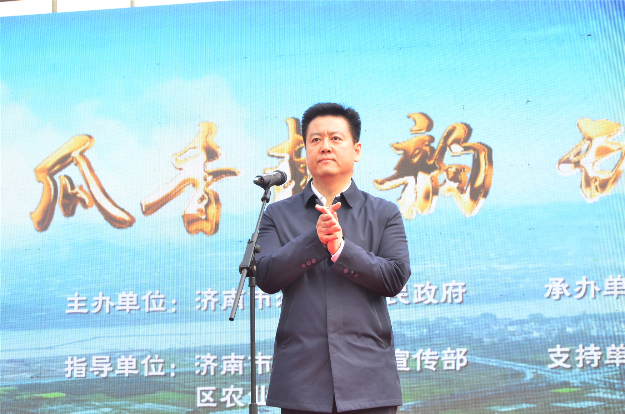 副区长,区公安分局局长纪东明同志参加第十一届中国·仁风西瓜文化