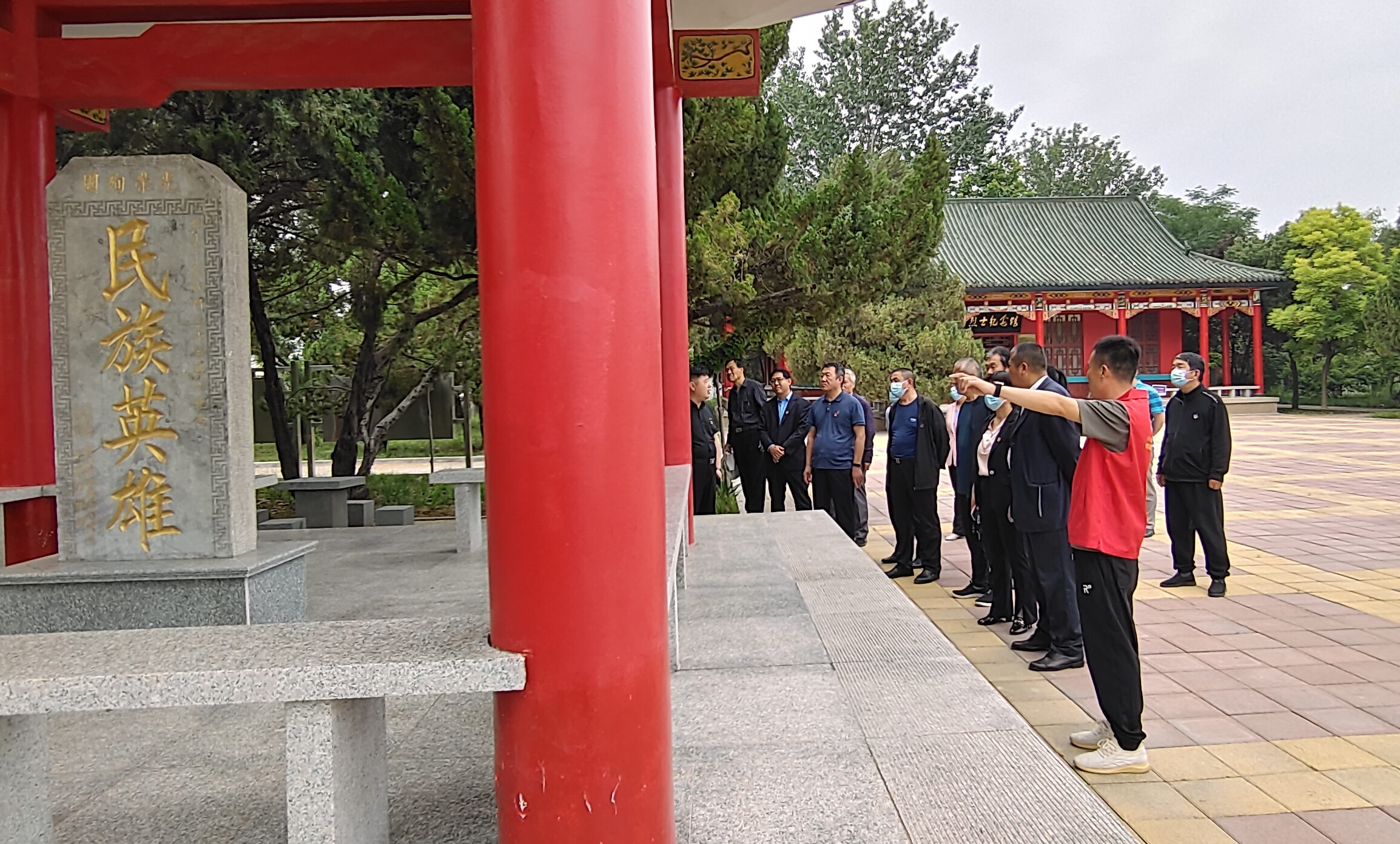 工信局部分职工及家属来到济阳区烈士陵园,在烈士纪念碑前面肃立默哀