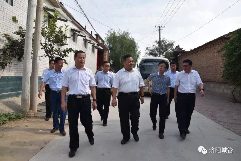 仁风镇党委书记董峰在村庄察看现场从统筹部署,凝聚合力,加大投入